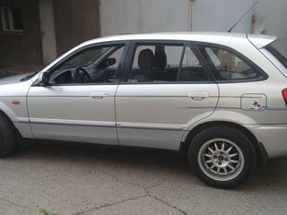 Mazda 323 foto 1