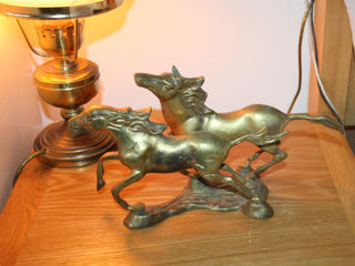 Красивые бронзовые фигуры лошадей. Отличный подарок.