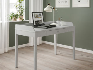 Masă pentru birou IKEA cu aspect simplu