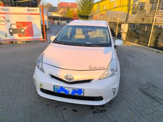 Toyota Prius v foto 2