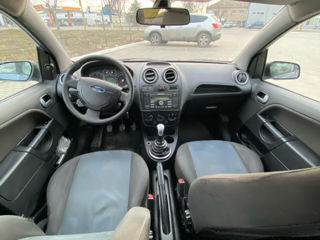 Ford Fiesta foto 5