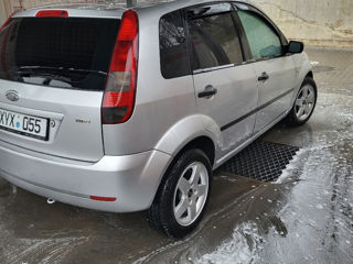 Ford Fiesta foto 2