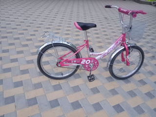 Se vinde bicicletă pentru fete