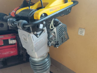 Mai compactor nou Wacker Neuson cu motor Honda.