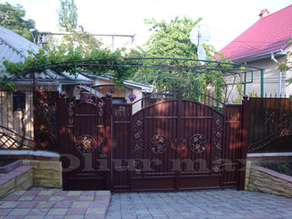 Козырьки, ворота,  заборы , решётки, металлические  двери  и другие изделия из металла.