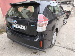 Toyota Prius v foto 2