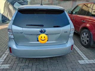 Toyota Prius v foto 2