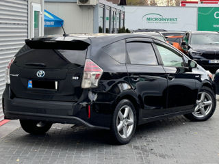 Toyota Prius v foto 4