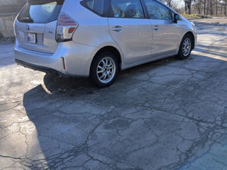 Toyota Prius v foto 6