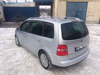 Volkswagen Touran foto 3