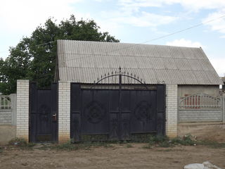 Casa compacta in centrul s. Porumbeni, r-l Cimislia prima linie cu baie, WC, telefon,la prima linie foto 2