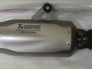 Титановый глушитель Akrapovic для BMW.