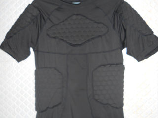 продам компрессионная-защитная футболка размер М: зашита груди и спины за 300 лей
