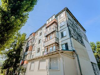 Vind apartment cu 2 odai, bloc vechi