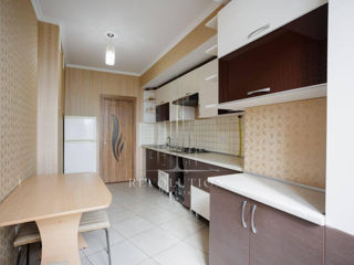 Apartament cu 2 camere, 72 m², Buiucani, Chișinău foto 2