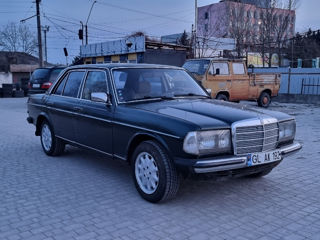 Mercedes Series (W123) foto 1