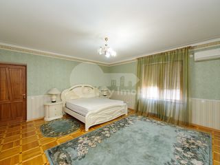 Casă cu 3 nivele, Centru, 425 mp, 3800 € ! foto 4