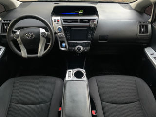 Toyota Prius v foto 5