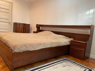 Спальный гарнитур: кровать и комод с зеркалом, 2 шкафчика и матрас