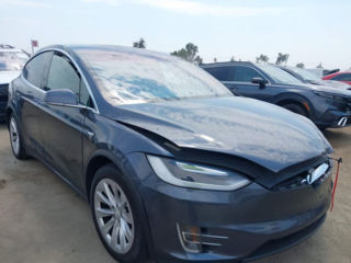 Tesla Model X foto 2