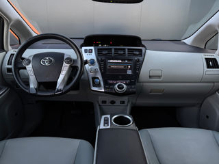 Toyota Prius v foto 10