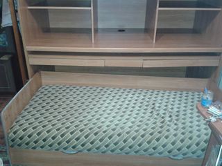 Двух яросная кровать для детей, с матрасом и писменным столом.Pat penru copii cu doua nivele foto 1