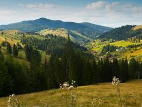 vind Teren Suceava,Gura Humorului, linga Mănăstirea Voroneț.cu priveliște montană.Bucovina
