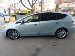 Toyota Prius v foto 10