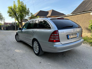 Mercedes C-Class foto 2