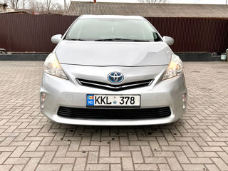 Toyota Prius v foto 2