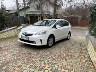 Toyota Prius v foto 1