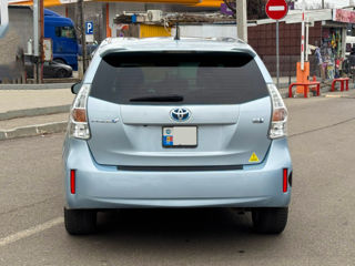 Toyota Prius v foto 8