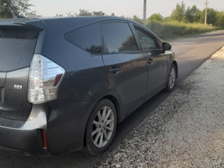 Toyota Prius v foto 6