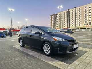 Toyota Prius v foto 2