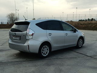 Toyota Prius v foto 2