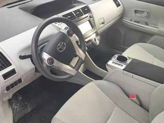 Toyota Prius v foto 6