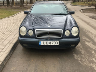 Mercedes E-Class foto 1