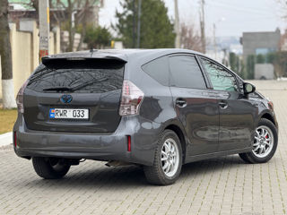 Toyota Prius v foto 5