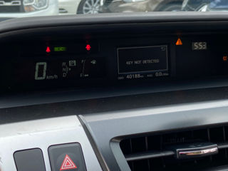 Toyota Prius v foto 12