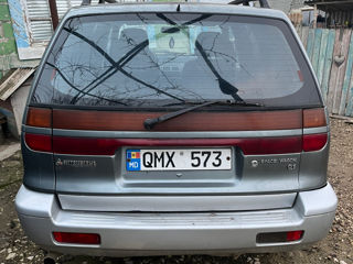 Mitsubishi Space Wagon foto 4