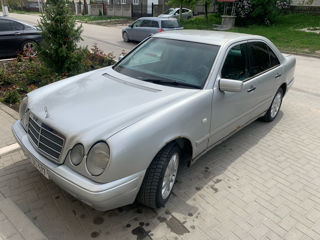 Mercedes E-Class foto 1