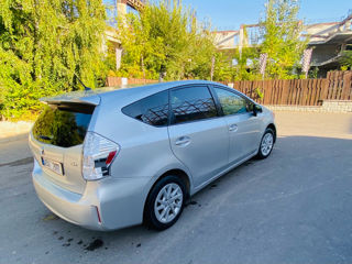 Toyota Prius v foto 4