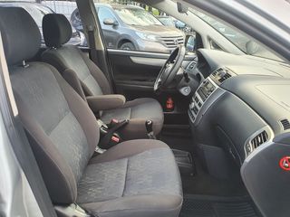 Toyota Avensis Verso foto 10