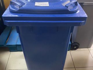 Оцинкованные и пластиковые контейнеры / мусорные баки / урны . foto 12