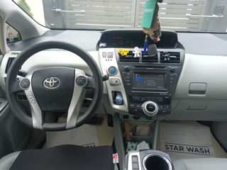 Toyota Prius v foto 5