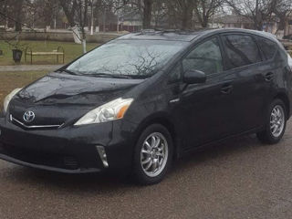 Toyota Prius v foto 1