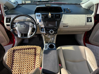 Toyota Prius v foto 10