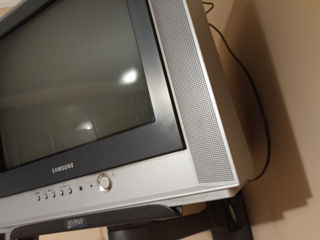 Vand televizor color pe perete la bucatarie фото 3
