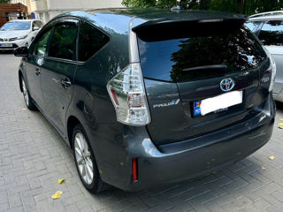 Toyota Prius v foto 2