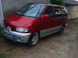 Nissan Serena foto 2